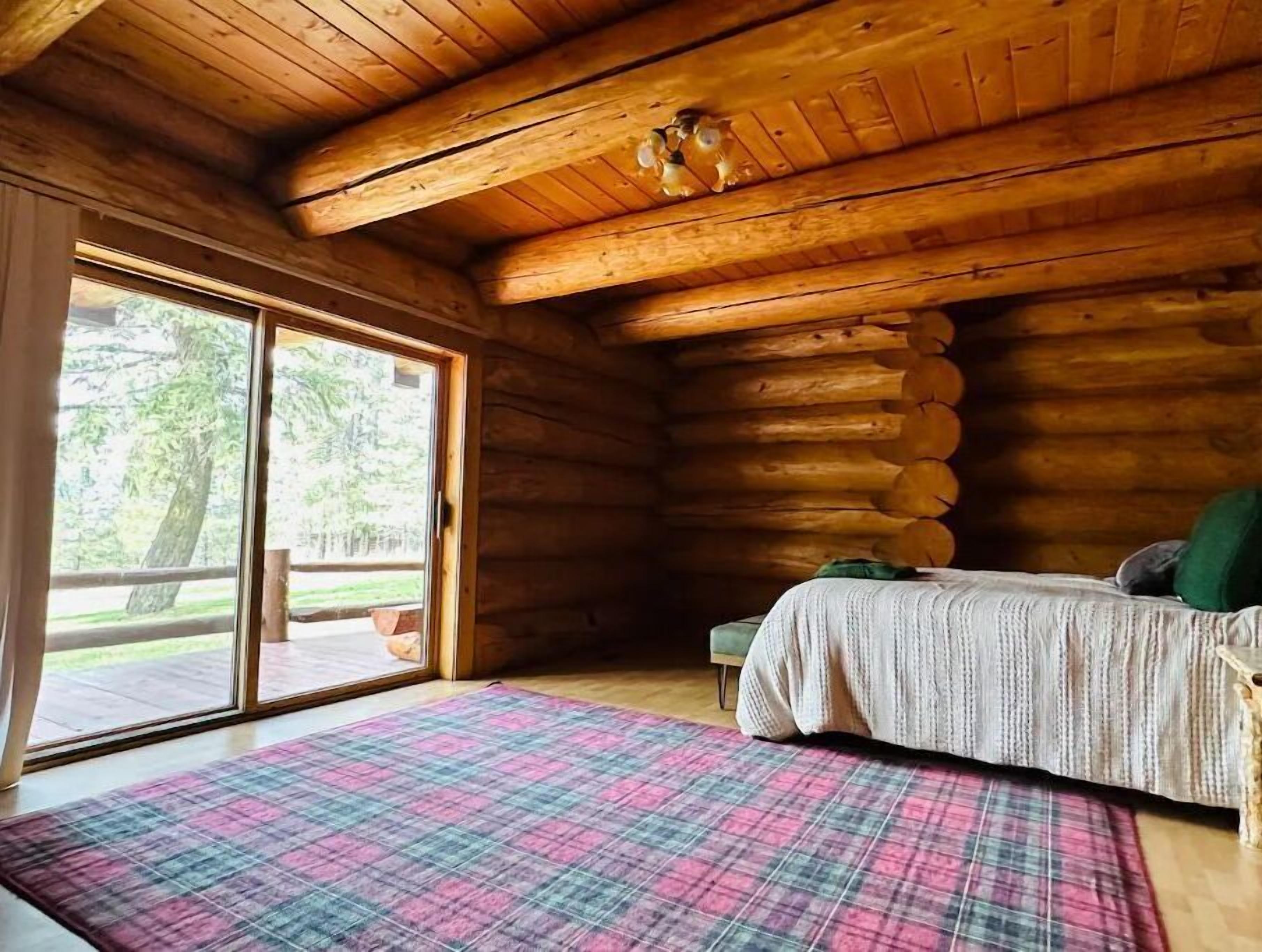 Log Lodge with Panoramic Views