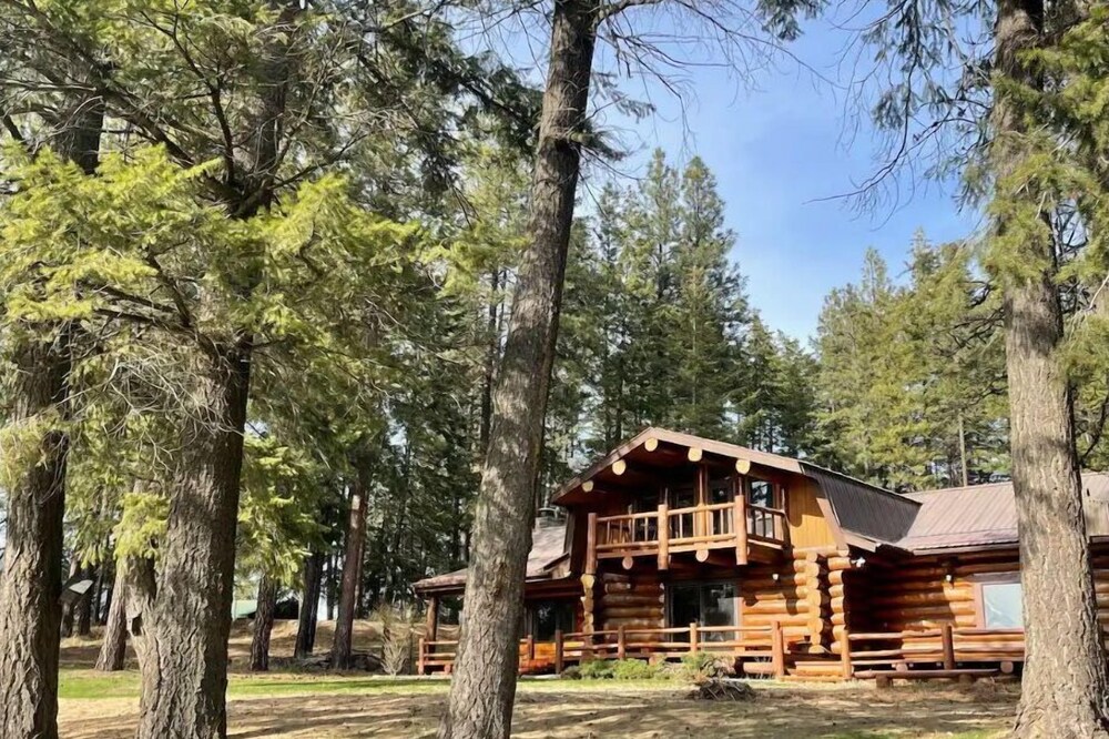 Log Lodge with Panoramic Views