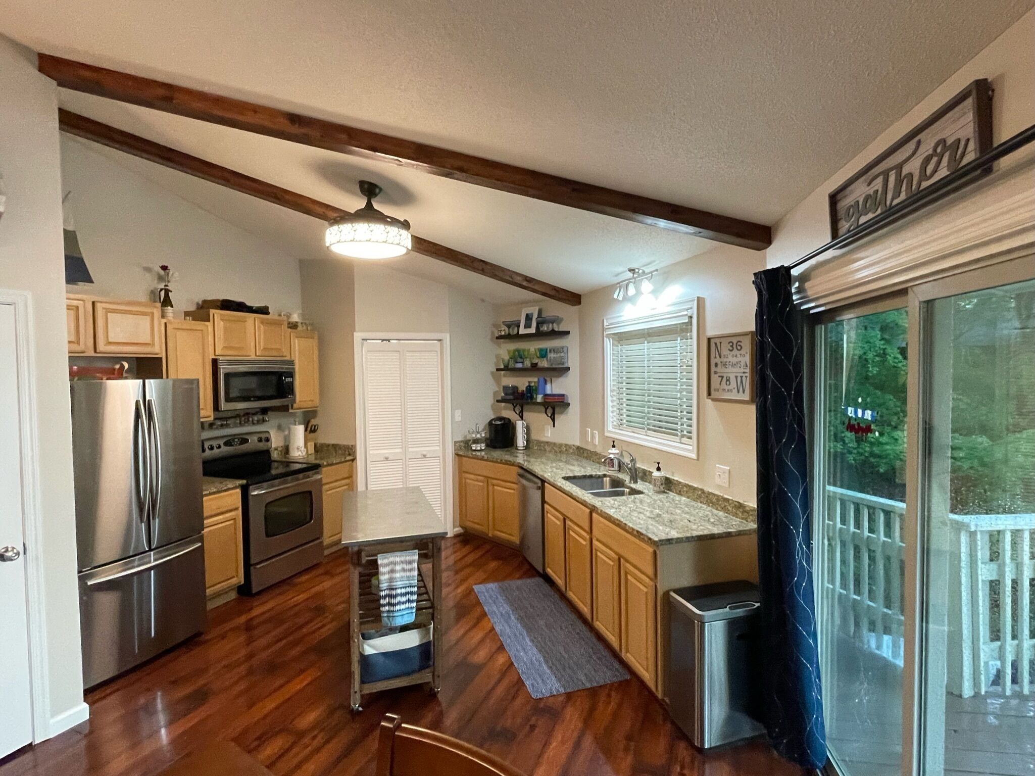 Perfect Family getaway with main lake views & private beach-dog friendly