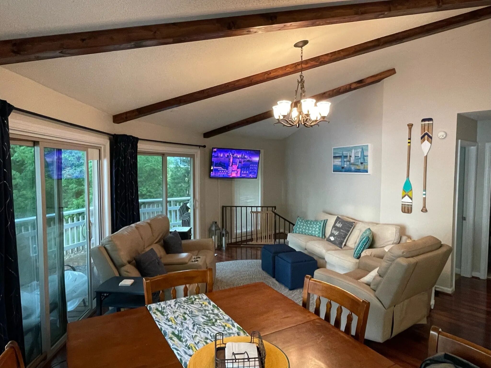 Perfect Family getaway with main lake views & private beach-dog friendly