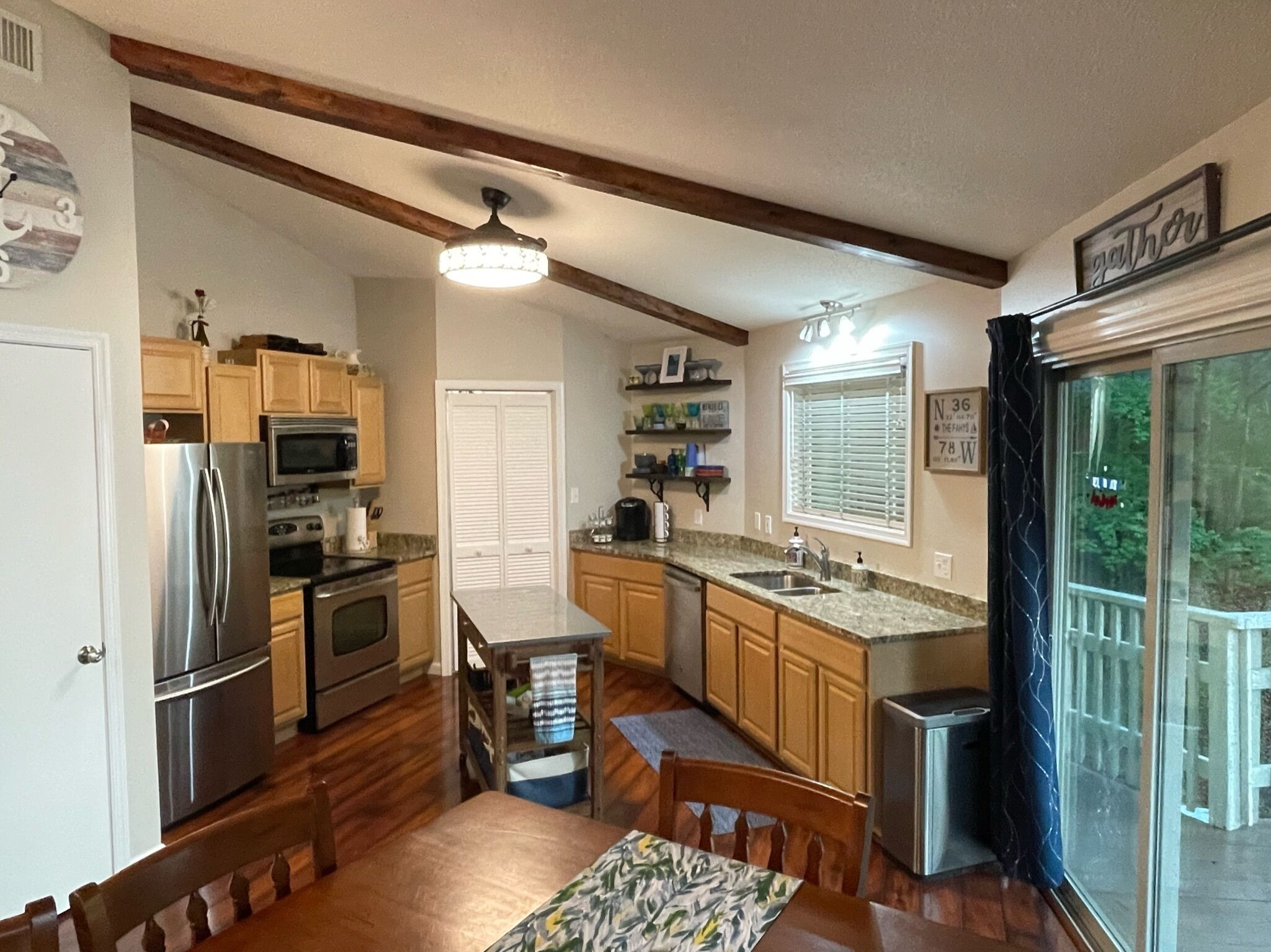 Perfect Family getaway with main lake views & private beach-dog friendly