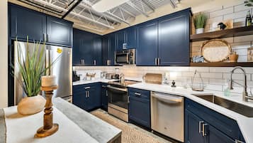 Réfrigérateur, micro-ondes, four, plaque de cuisson