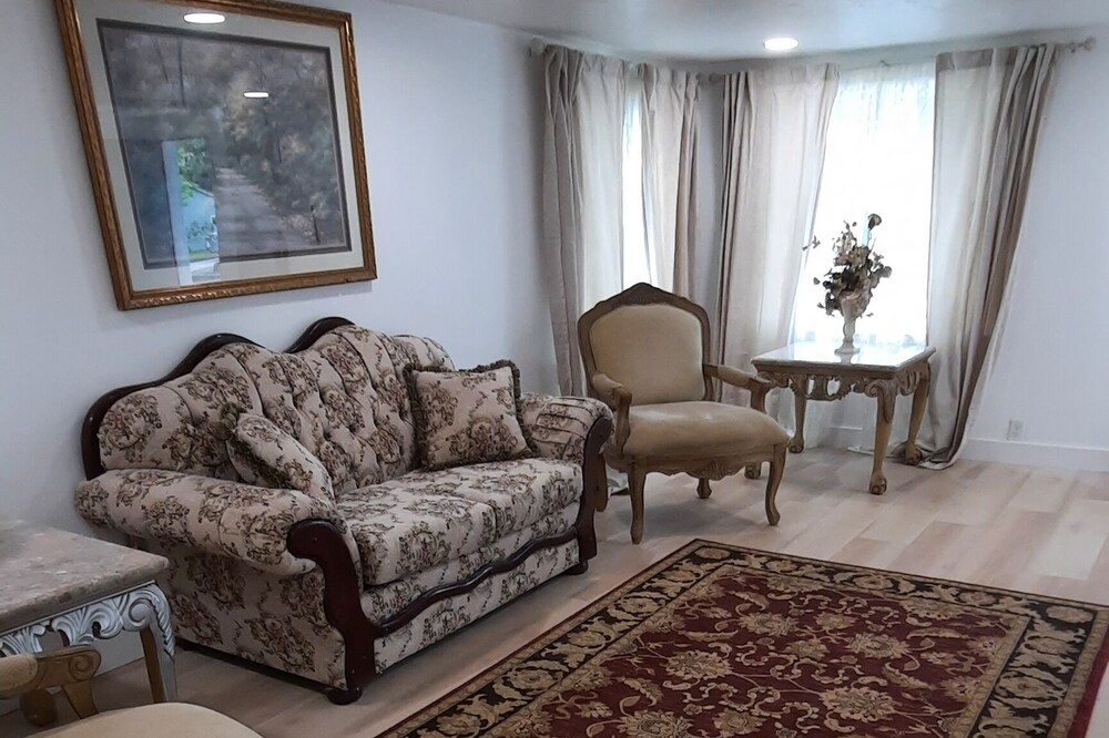 Charming little house minutes from downtown