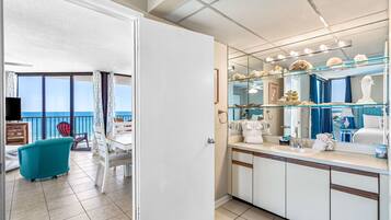 Apartment 506E | Bathroom | Towels, soap, shampoo, toilet paper