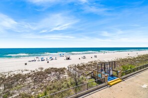 På stranden och vit sandstrand