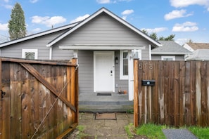 Exterior - Cozy and 3 mins to Tacoma dome. (Tacoma)