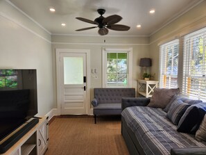 Smart TV - Casa Papaya - Hidden Treasure Historic St.Augustine (St. Augustine)