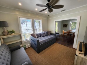 Smart TV - Casa Papaya - Hidden Treasure Historic St.Augustine (St. Augustine)