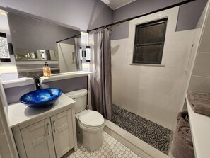 Shower, hair dryer, towels, soap - Casa Papaya - Hidden Treasure Historic St.Augustine (St. Augustine)