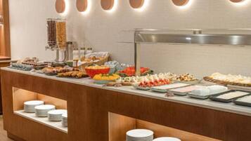 Petit déjeuner continental (15 EUR par personne)