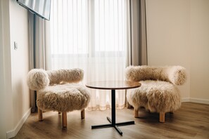 Brankas, kedap suara, setrika/meja setrika, dan Wi-Fi gratis