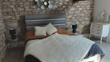 2 bedrooms, travel crib, free WiFi, bed sheets