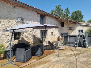 Outdoor dining - La grange de racco<br>(Jacuzzi and swimming pool)<br>2 nights mini<br>July and August 7 nights mini (Lombers)