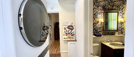 Een douche, een haardroger, handdoeken, zeep