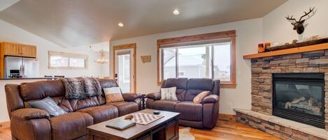 Smart TV, chimenea y libros