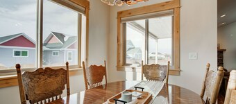 Bozeman's Modern Retreat: Experience Rustic Luxury