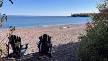Accommodatie ligt op het strand, ligstoelen