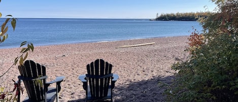 Sur la plage, chaise longue