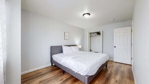2 habitaciones, tabla de planchar con plancha, cuna de viaje y wifi 