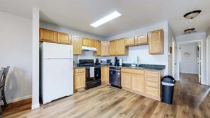 Fridge, microwave, oven, stovetop - Great Two King Bed Rooms Near Airport Ideal Stay! (Brighton)