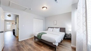 2 habitaciones, tabla de planchar con plancha, cuna de viaje y wifi 