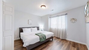 2 bedrooms, iron/ironing board, travel cot, WiFi - Great Two King Bed Rooms Near Airport Ideal Stay! (Brighton)
