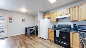 Fridge, microwave, oven, stovetop - Great Two King Bed Rooms Near Airport Ideal Stay! (Brighton)