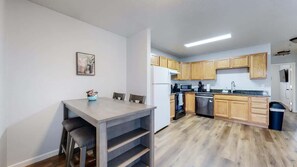 Kjøleskap, mikrobølgeovn, ovn og kokeplater