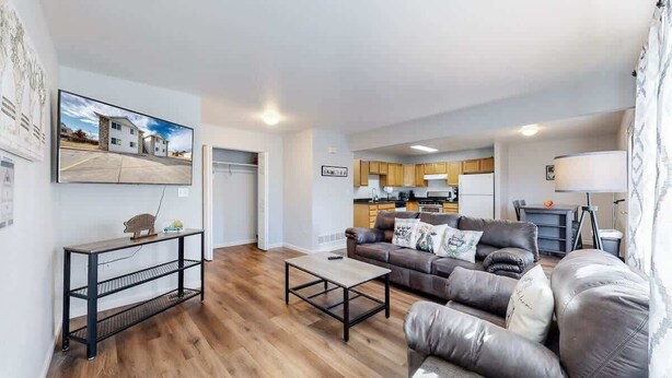 TV, offices - Great Two King Bedroom Spot Close to the Airport (Brighton)