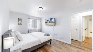 2 bedrooms, iron/ironing board, WiFi, bed sheets - Great Two King Bedroom Spot Close to the Airport (Brighton)