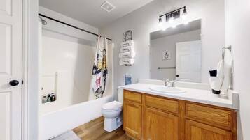 Badewanne, Haartrockner, Handtücher