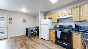Refrigerador, microondas, horno, placa de cocina