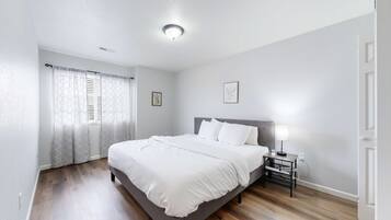 2 slaapkamers, een strijkplank/strijkijzer, reisbedje, wifi