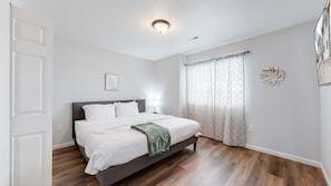2 bedrooms, iron/ironing board, travel crib, WiFi - Convenient Two King Near Everything Fun (Brighton)