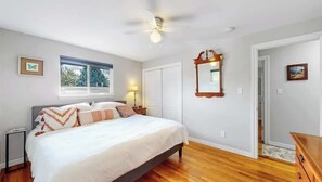 4 bedrooms, iron/ironing board, travel cot, WiFi - Spacious Home with King Beds, Large Yard, & Family Space (Centennial)