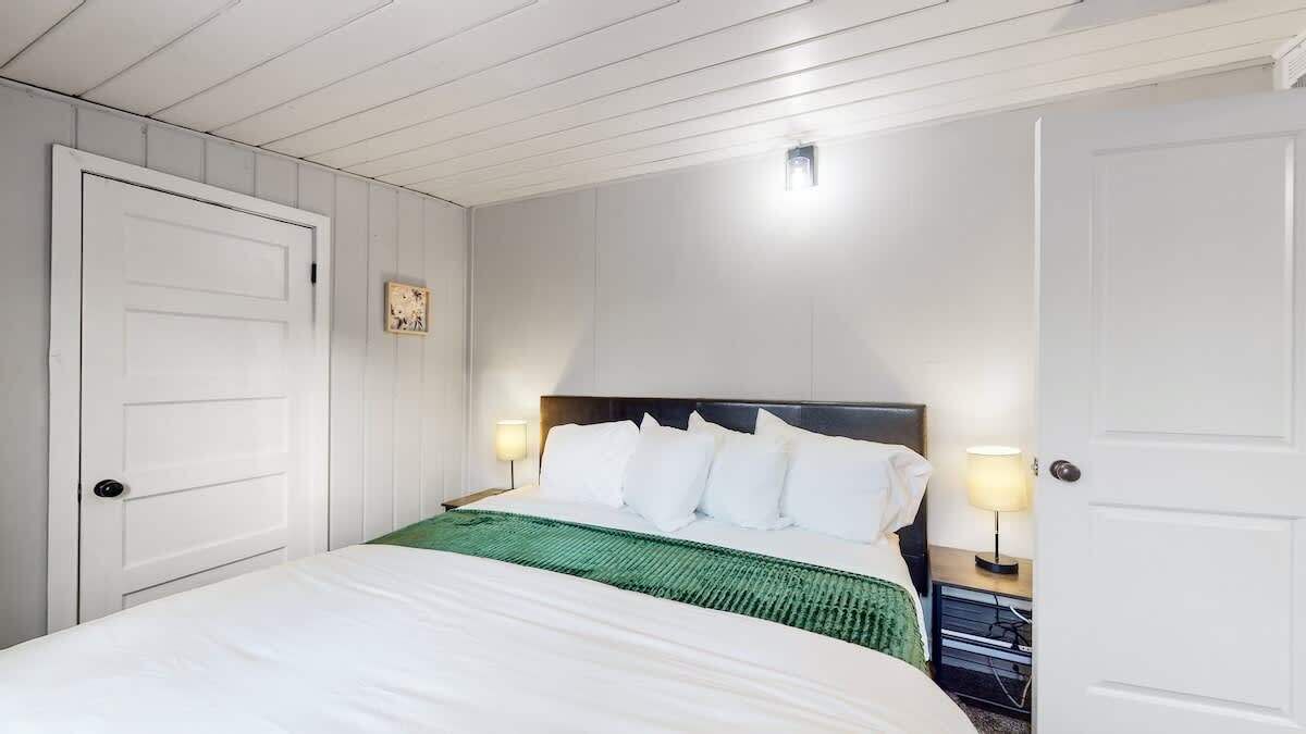 3 bedrooms, iron/ironing board, travel cot, WiFi
