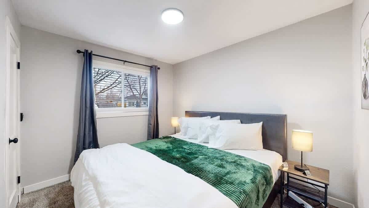 3 slaapkamers, een strijkplank/strijkijzer, reisbedje, wifi