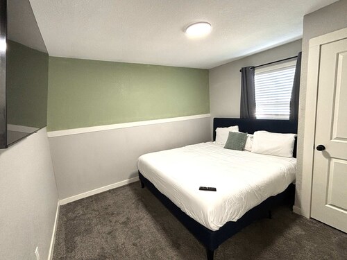 Modern Family Home with Three King Beds Near VA & Anschutz