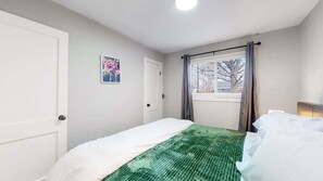 3 slaapkamers, een strijkplank/strijkijzer, reisbedje, wifi