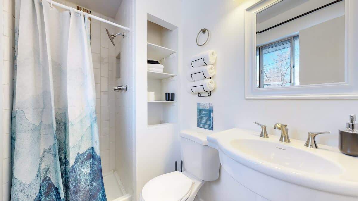 Baignoire, articles de toilette écologiques, sèche-cheveux