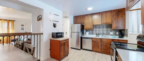 冷蔵庫、電子レンジ、オーブン、コンロ