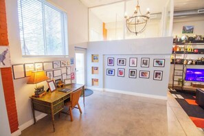 Business center - Amazing Modern Loft in Rino Art District-Four King (Denver)