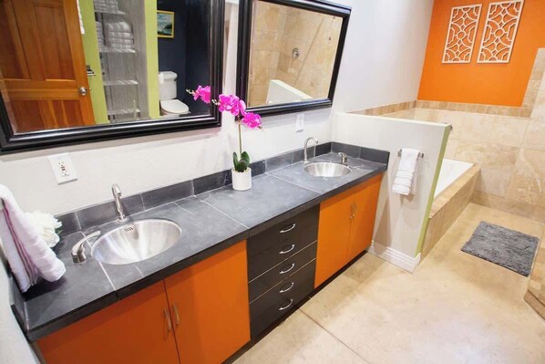Bathtub, hair dryer, towels - Amazing Modern Loft in Rino Art District-Four King (Denver)