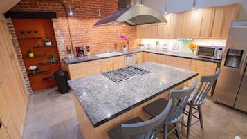 Cafetera/tetera, refrigerador, microondas, horno