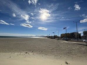 Beach nearby, sun loungers - Fully-equipped T2 apartment in Port de Canet-en-Roussillon, ground floor, near beach. (Canet-en-Roussillon)