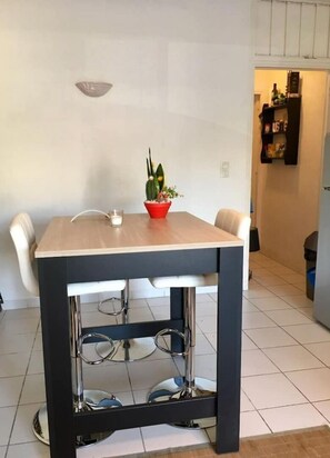 Dining - Fully-equipped T2 apartment in Port de Canet-en-Roussillon, ground floor, near beach. (Canet-en-Roussillon)