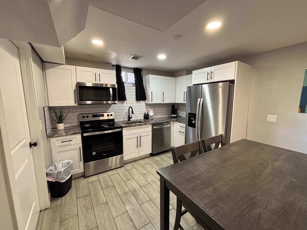 Réfrigérateur, micro-ondes, four, plaque de cuisson