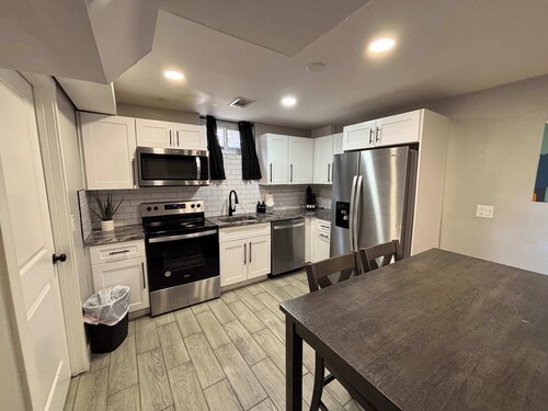 Awesome Two King Bed Lower Close to all in Denver
