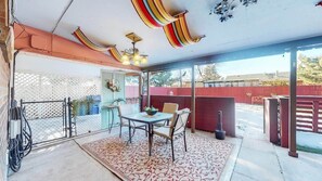 Outdoor dining - Spacious Family Home, King Beds Large Yard and Fun (Denver)