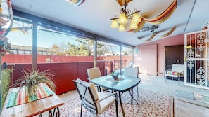Outdoor dining - Spacious Family Home, King Beds Large Yard and Fun (Denver)
